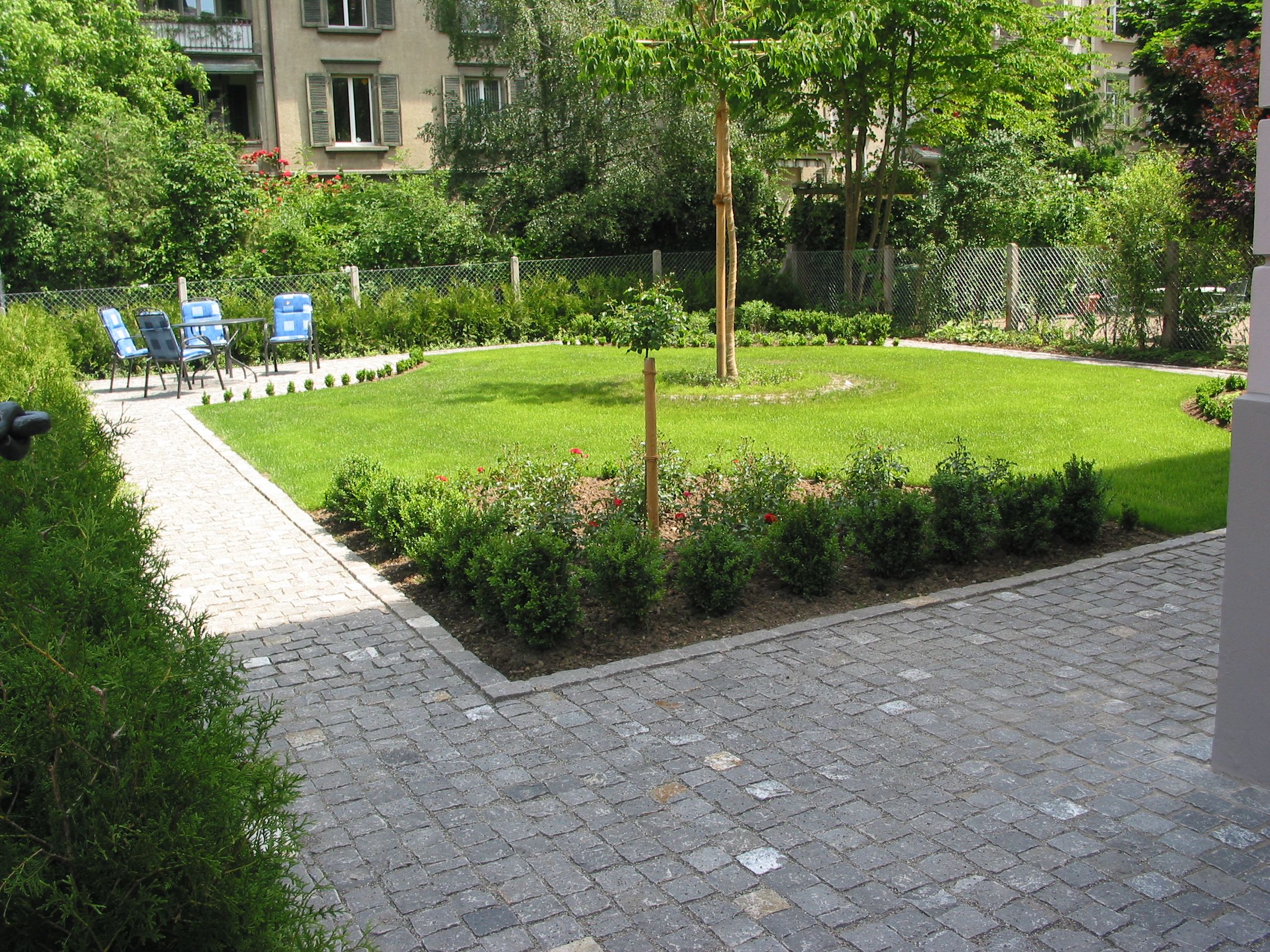 Laederach Gartenbau - Natursteinpflaesterung im Garten - Gartenplanung