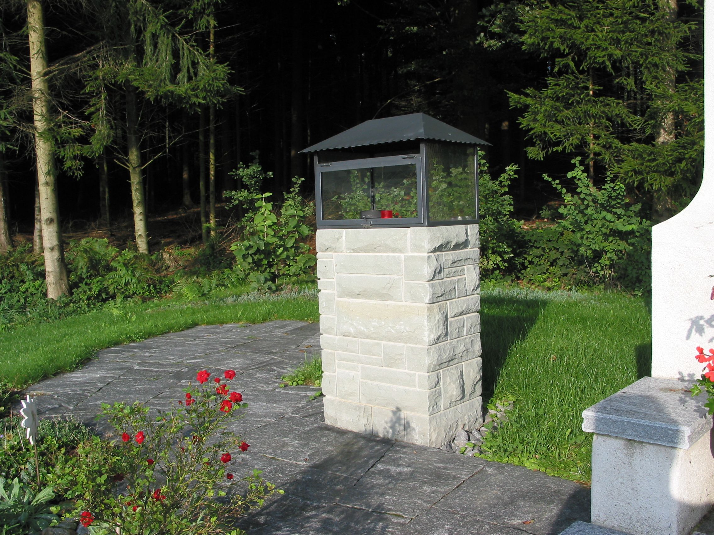 Laederach Gartenbau - Sandsteinmauer - Naturstein - Gartenbau
