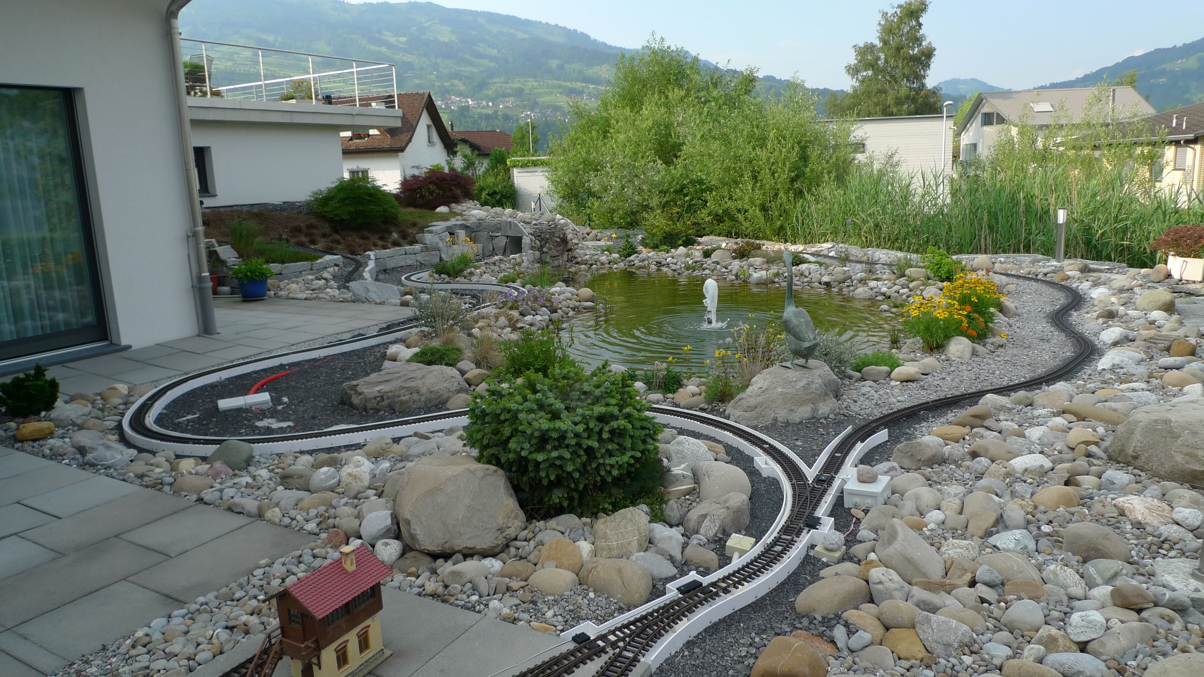 Laederach Gartenbau - Modelleisenbahn im Garten - Gartenbau