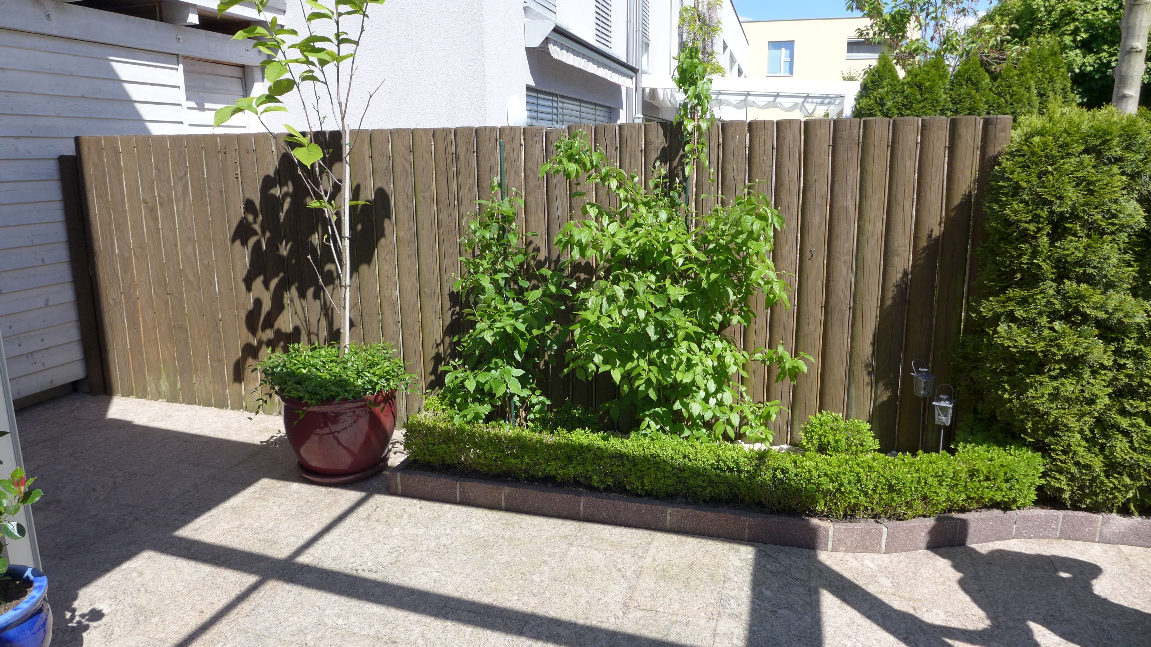 Laederach Gartenbau - Sichtschutz aus Rundhoelzer - Gartenbau