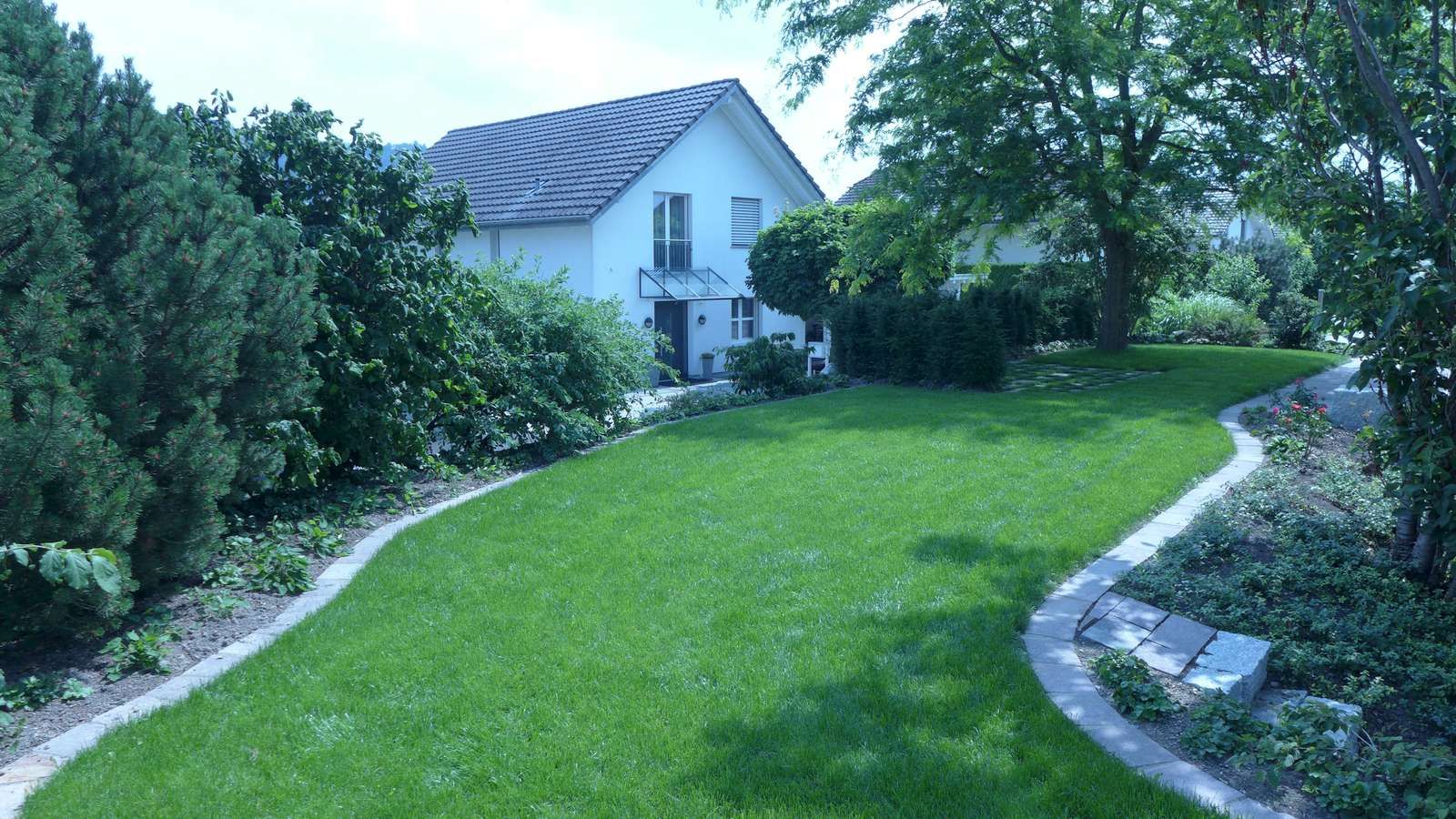 Laederach Gartenbau - Rasenpflege - Rasenabschluesse - Gartenbau