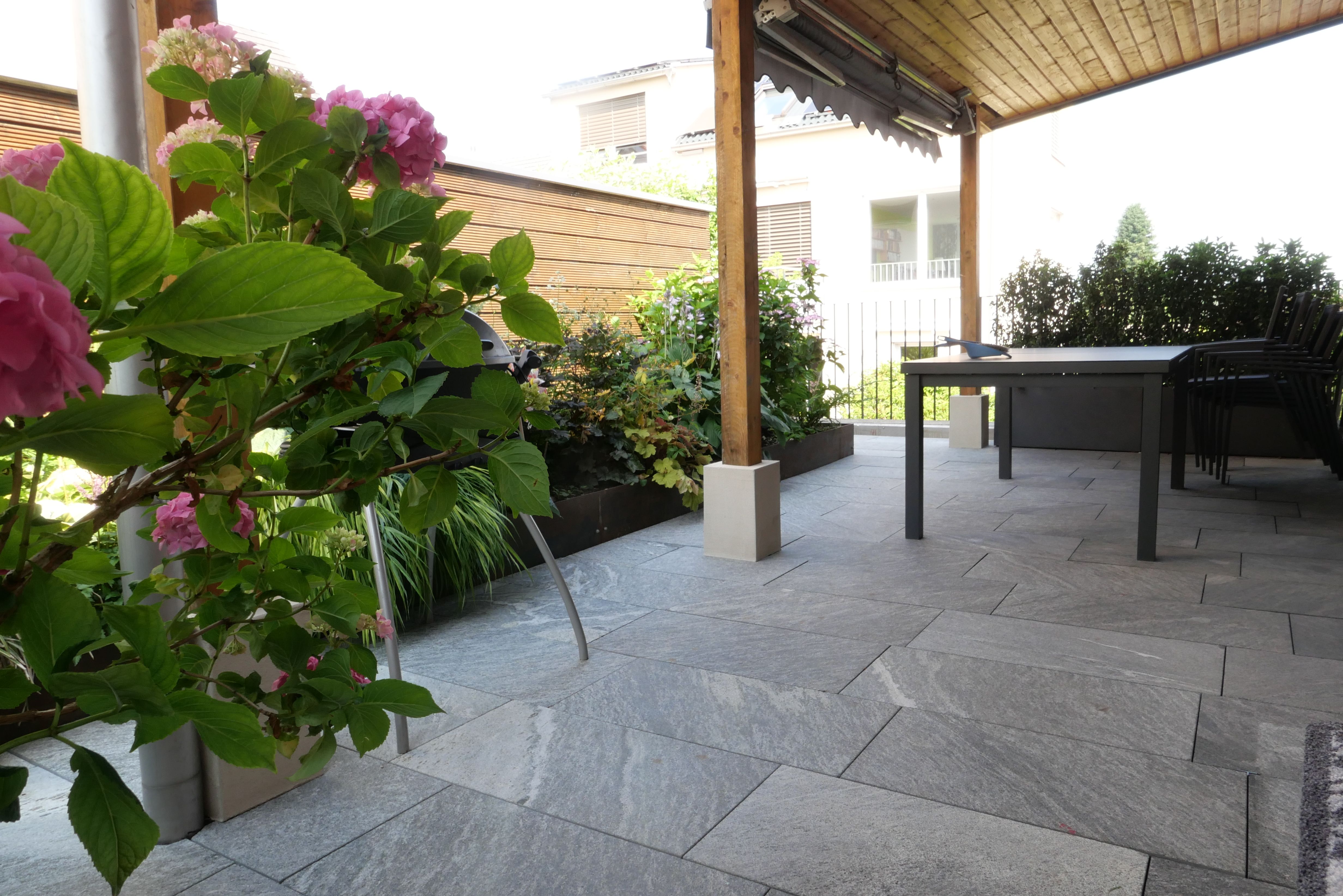 Laederach Gartenbau - Sitzplatz aus Naturstein - Gartenbau