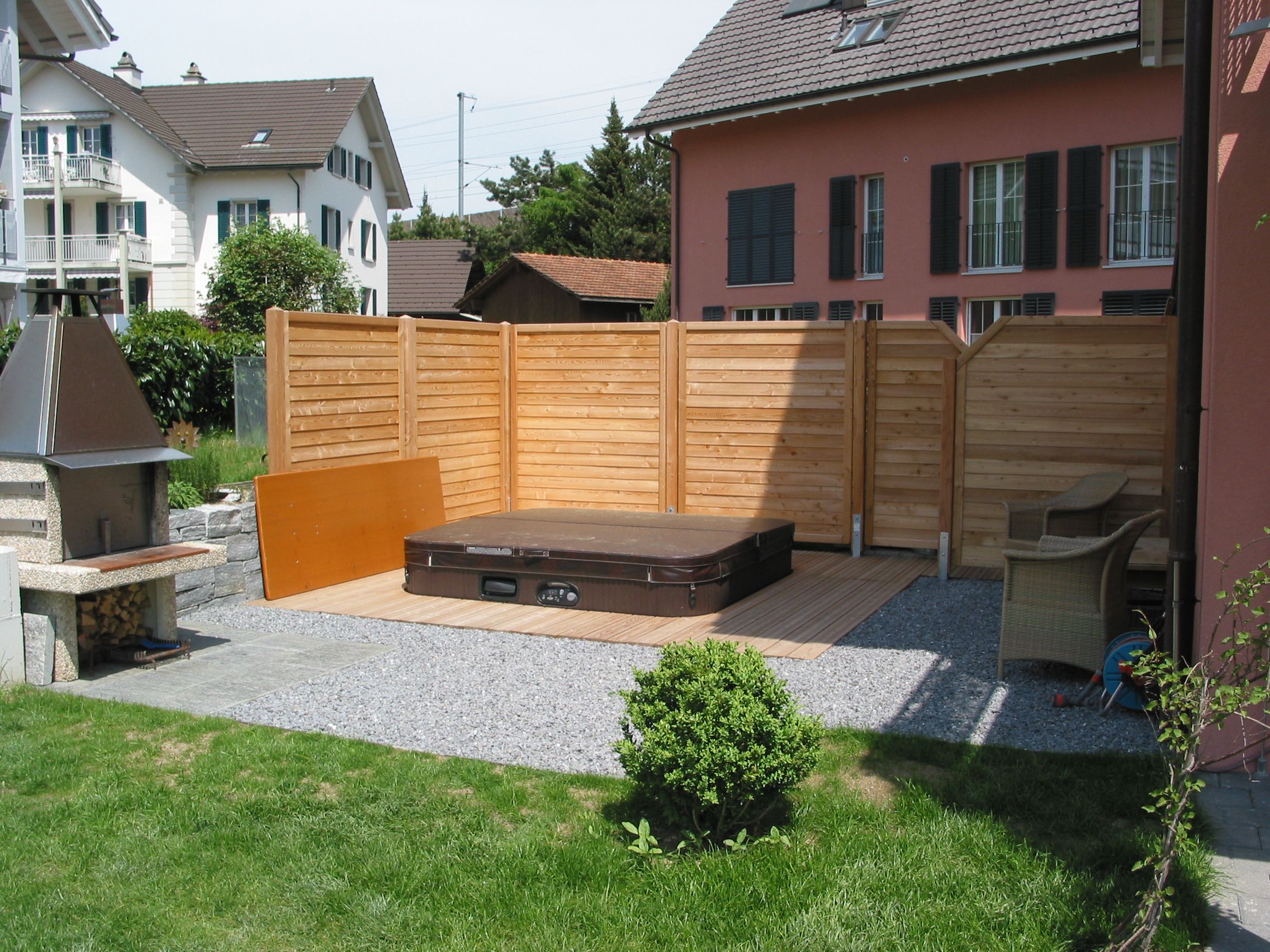Laederach Gartenbau - Whirlpool im Garten versenkt - Gartenbau