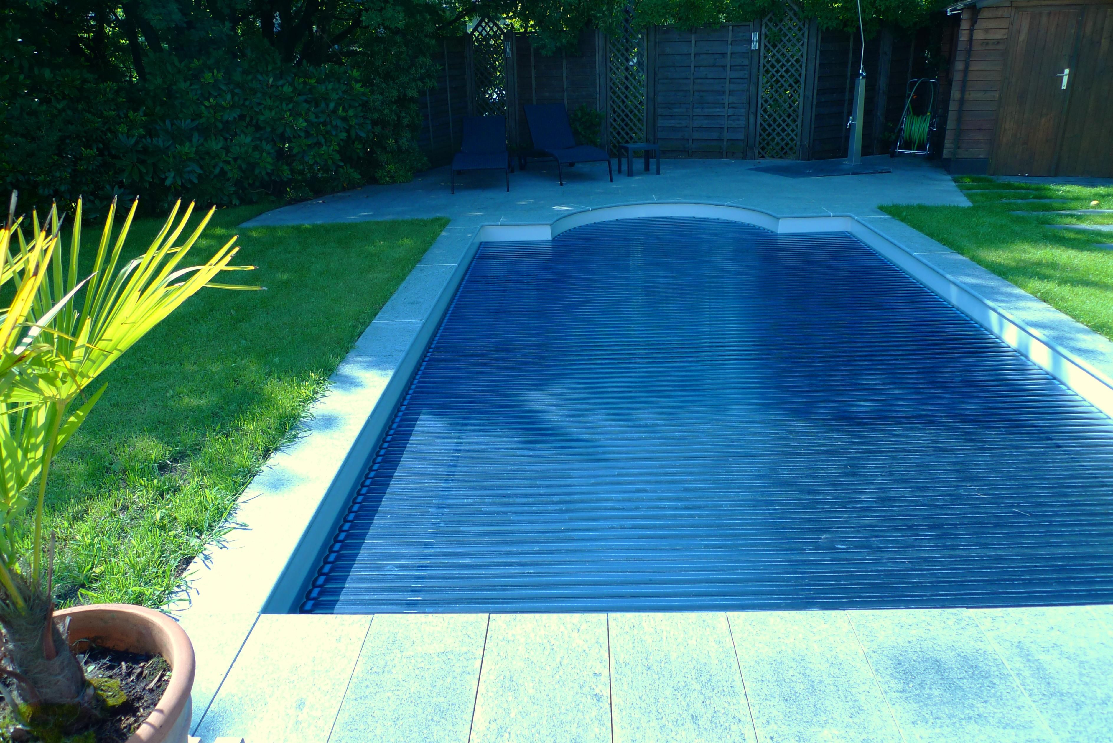 Laederach Gartenbau - Swimmingpool im Garten - Gartenbau