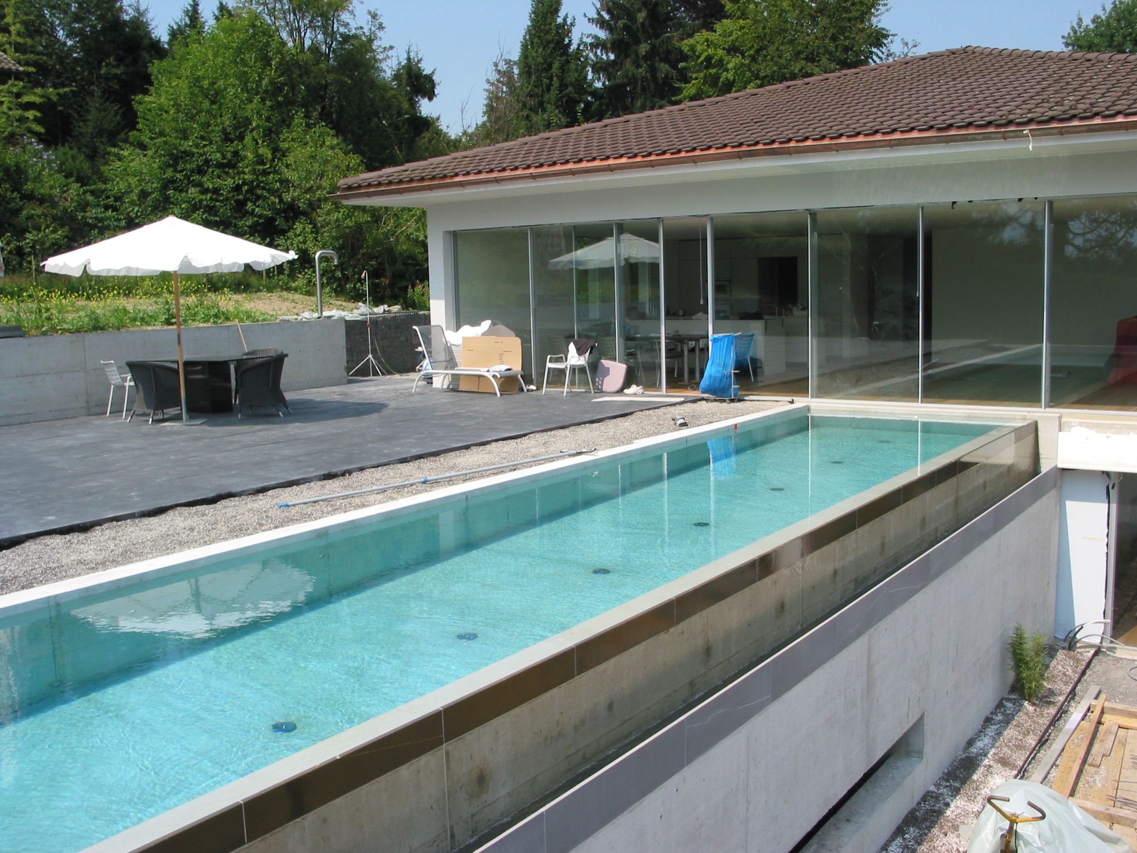 Laederach Gartenbau - Qualitaetsarbeit im Gartenbau - Schwimmbad im Garten