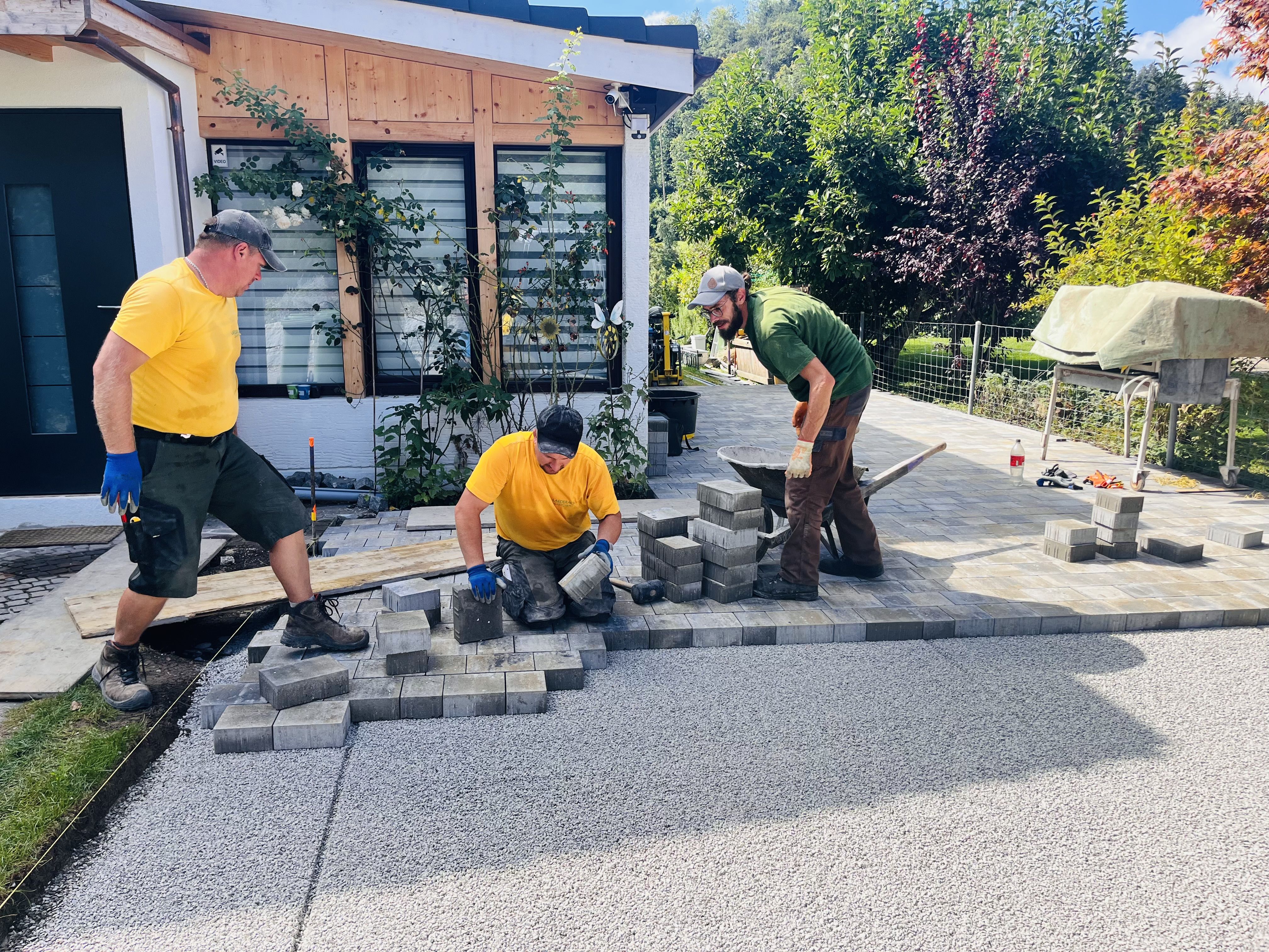 Laederach Gartenbau - Betonpflastersteine verlegen - motiviertes Team - Gartenbau