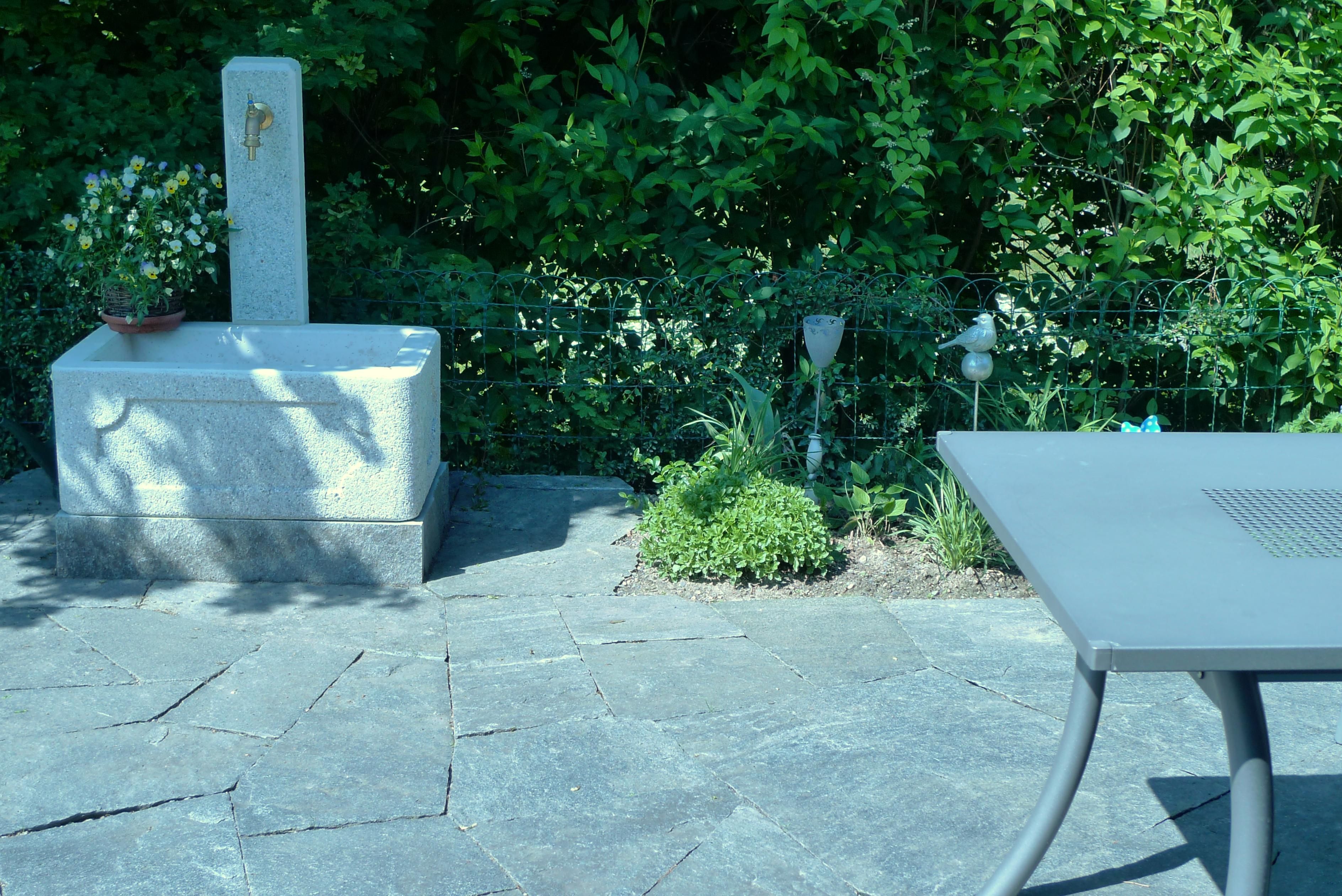Laederach Gartenbau - Gartenbrunnen und Mosaikbelag - Gartenbau