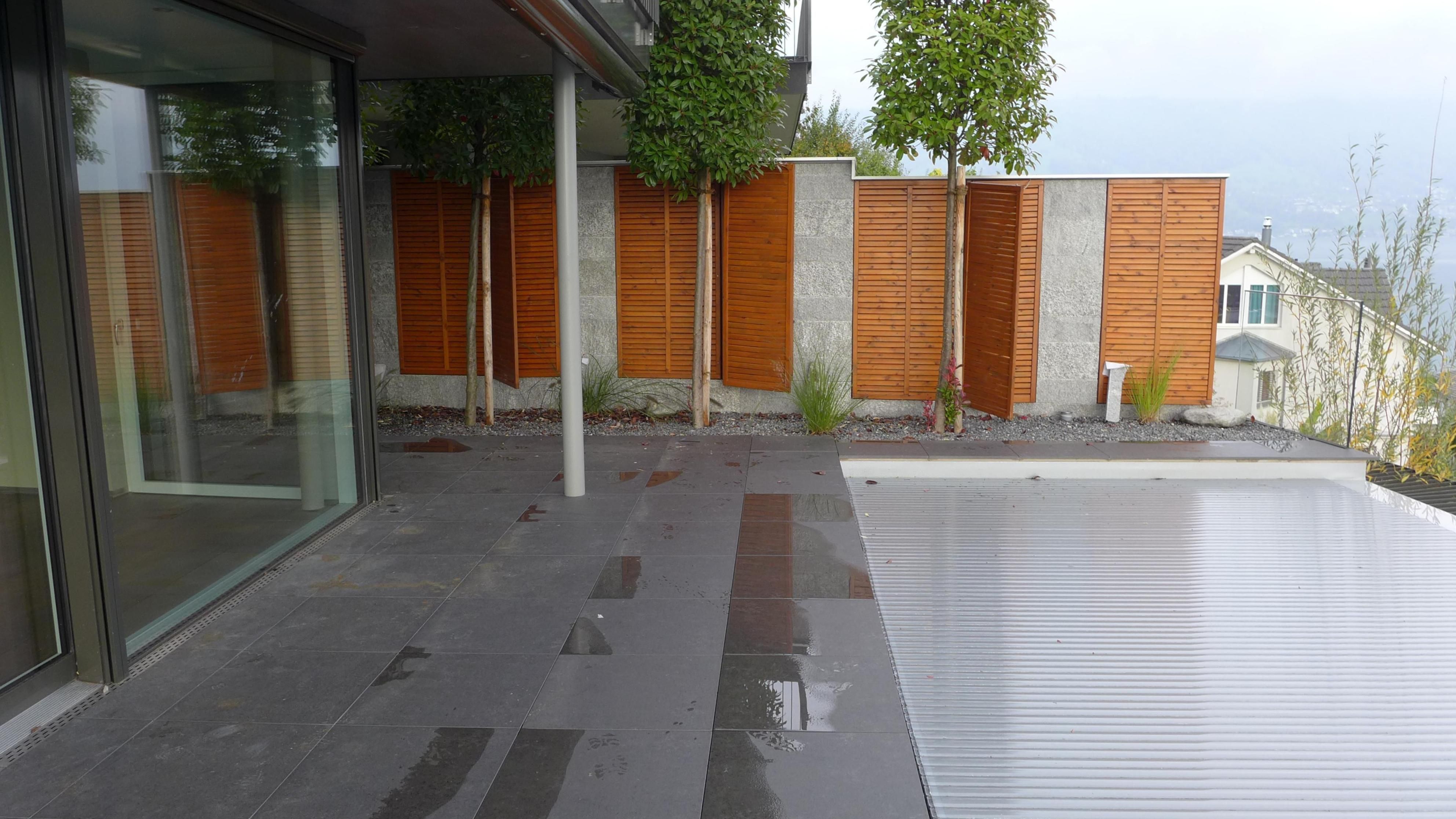 Laederach Gartenbau - Schwimmbad mit Sichtschutz - Gartenbau