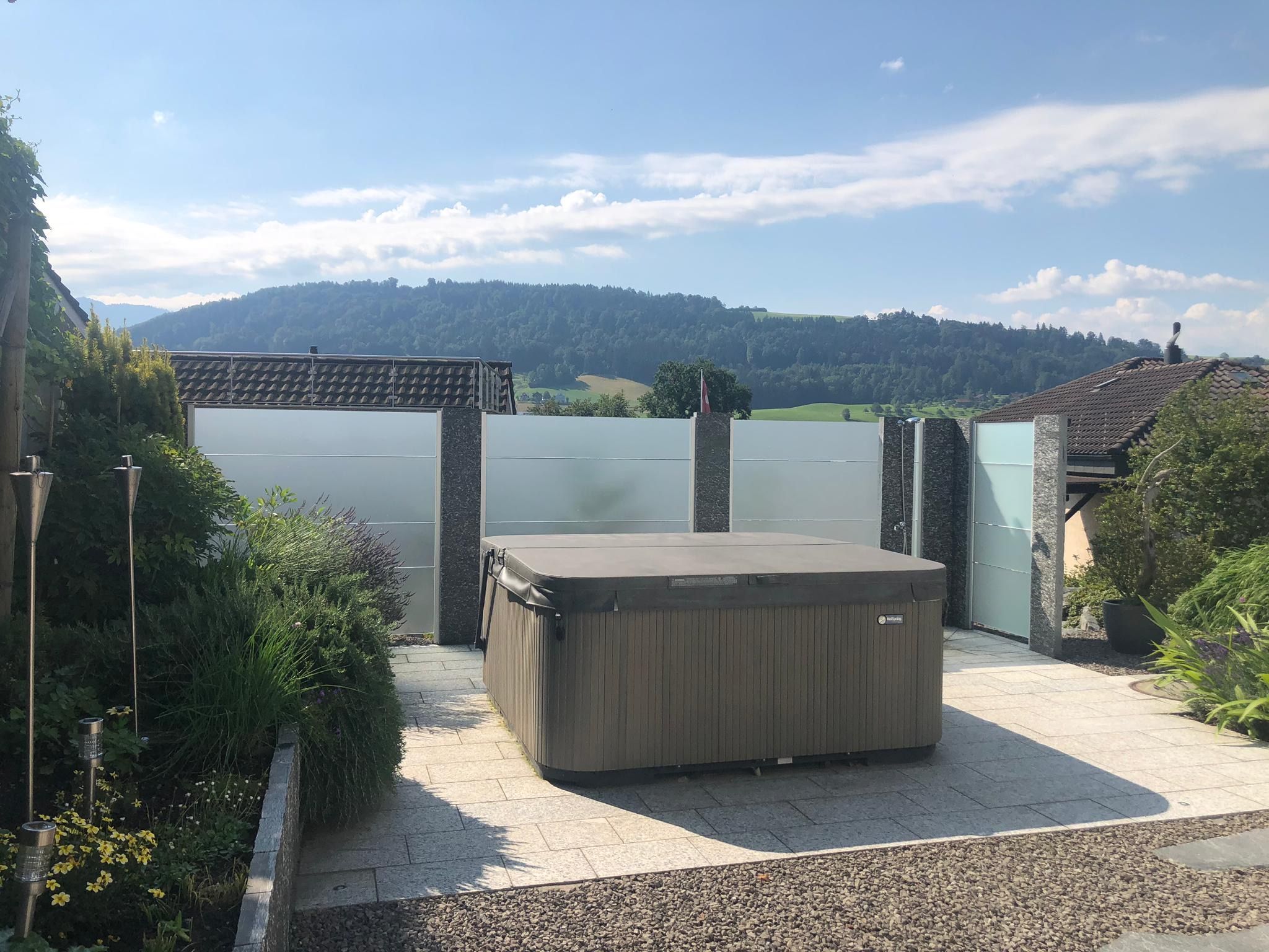 Laederach Gartenbau - Whirlpool im eigenen Garten - Gartenbau