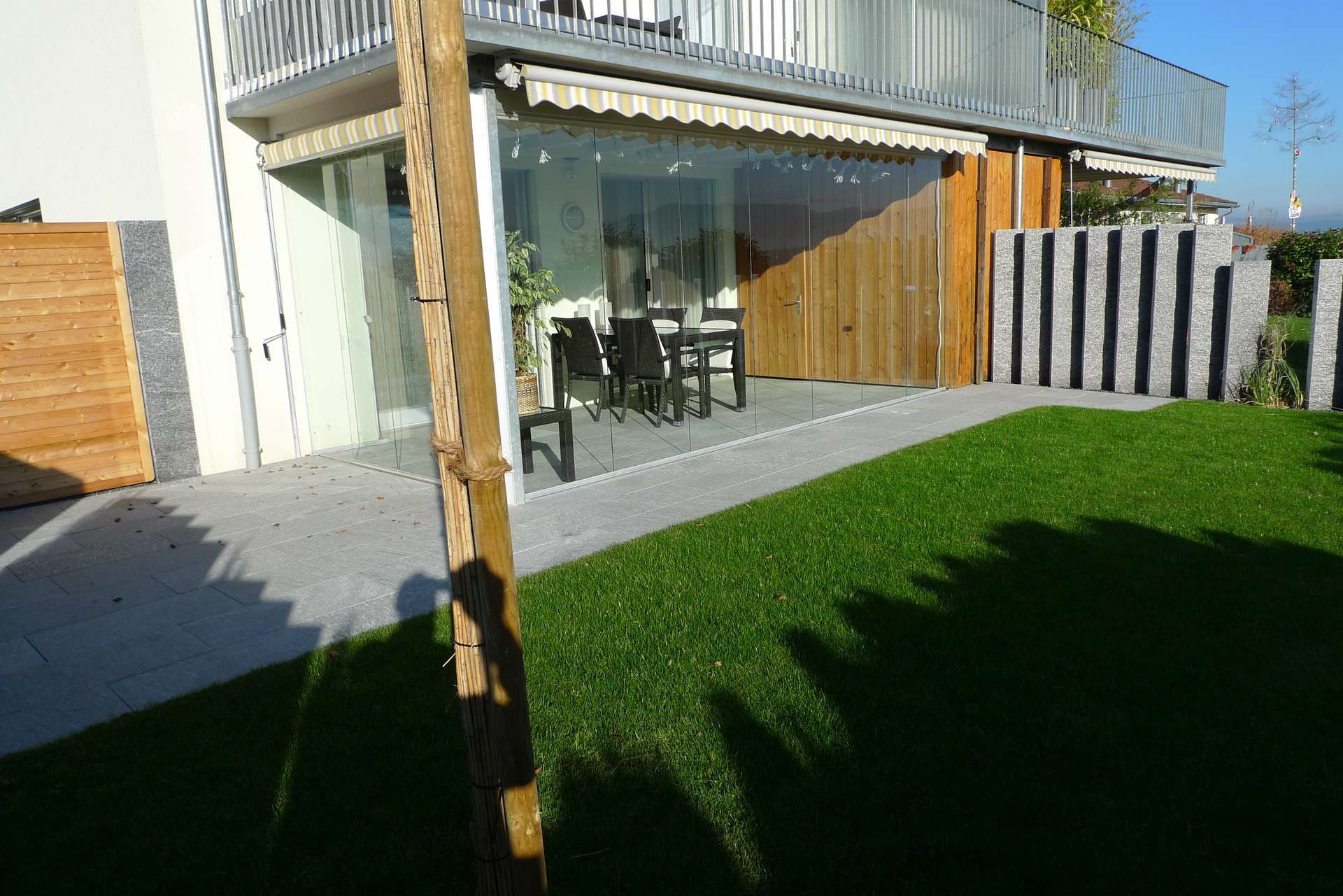 Laederach Gartenbau - Gartensitzplatz mit Wintergarten - Gartenplanung